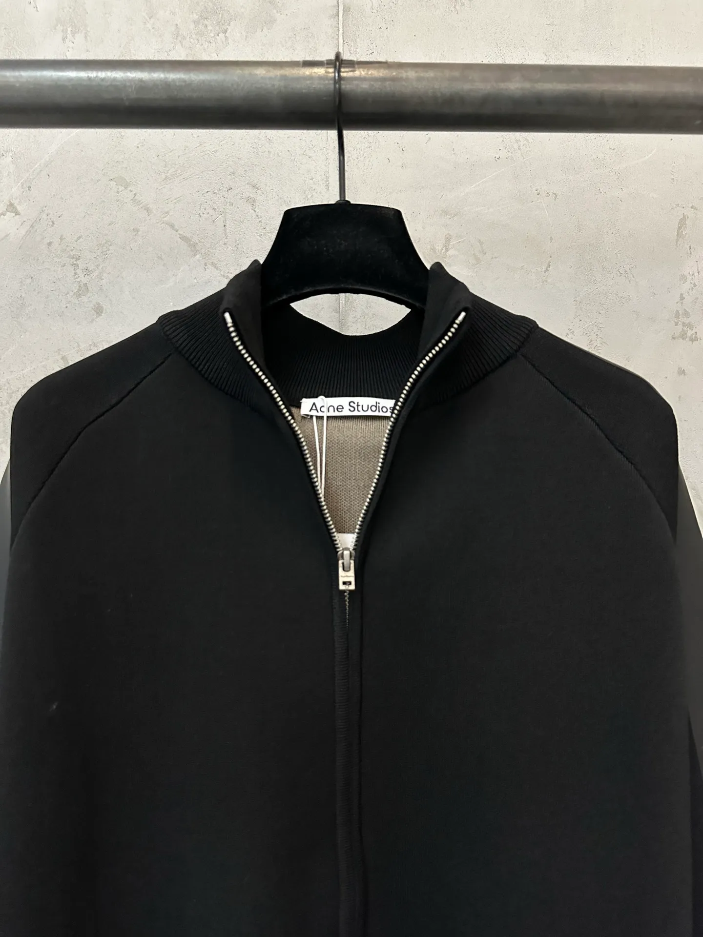 Acne Studios 26SS silicone embossed leather knitted cardigan on the back. Fabric: Made of viscose nylon blended yarn. It is recommended to wash by hand (this product is woven from wool and is not easy to machine wash). Custom hardware. Thread. Accessories. Matching pattern. Men and women. Same Style Color: Black White Size: S M L XL
